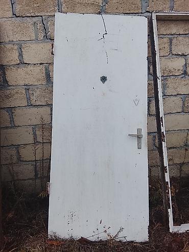 terter sekilleri: Ağ rəngli giriş/qapı yarpağı və metal tutacaq dəsti - Material — 1
