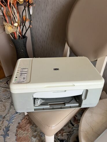 Masaüstü kompüterlər və iş stansiyaları: Bu, HP Deskjet F2280 modeli, açıq boz və ağ rənglərdə olan