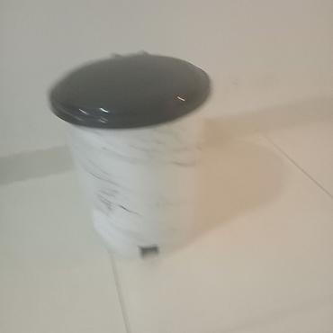 yemək qabları: Ağ mərmər naxışlı, pedallı zibil qabı - Material: plastik korpus — 1