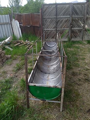 живой баран: Кормушка/желоб для скота из металла Описание: - Длинный секционный — 1