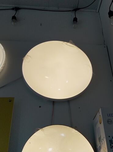 led işq: Dairəvi formalı, ağ rəngli tavan lampası. Otağa zərif və müasir bir