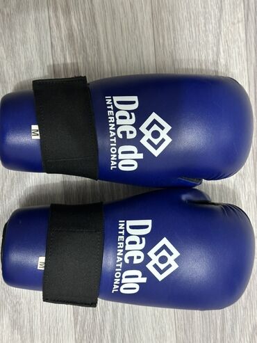 купить спортивное трико мужское: Перчатки для единоборств Daedo International, выполненные в синем