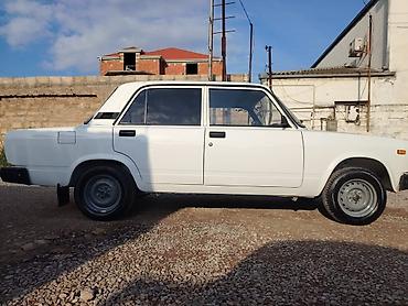 lada qapi: VAZ 2107, ağ rəng, sedan kuzov. - Klassik dizayn: xrom ön barmaqlıq — 2