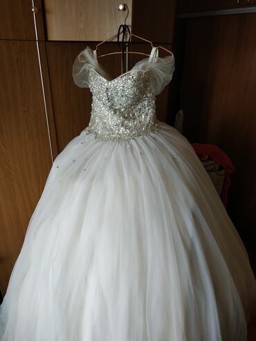 платья в аренду: Продаю свадебное платье почти новый . Цвет белый. Размер 42-46-48
