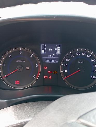 aksent: Hyundai Accent sedan - Kuzov: 4 qapılı sedan, boz rəng - Mühərrik — 3