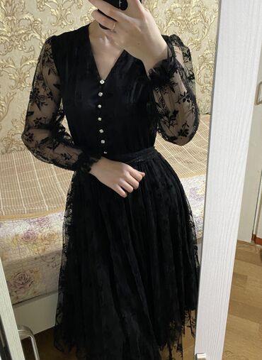 длинное черное платье с разрезом: Вечернее платье 
Длинна:макси
Размер:48
Имеется пояс на талии