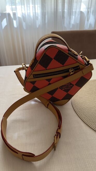Çiyin çantası, Louis Vuitton