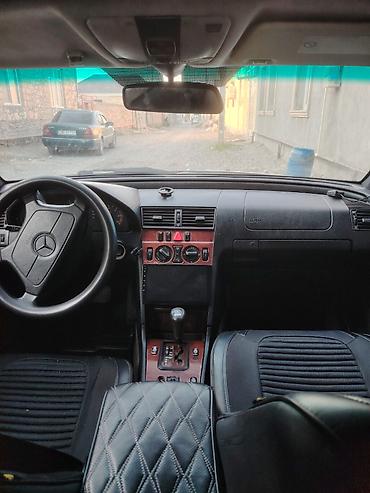 mercedes 208 d: Mercedes-Benz 220: 2.2 l | 1999 il Sedan — 2