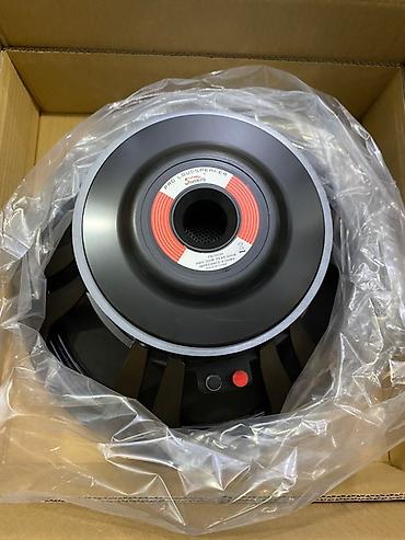 veqa 300: Soundking brendinin qara rəngdə peşəkar dinamiki. Bu, 8 ohm empedanslı — 3