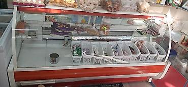 Mağaza və market istifadəsi üçün şüşəli vitrin soyuducu. Ön hissəsi