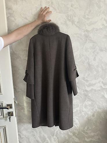 Paltolar: Qadın palto – qəhvəyi rəngdə, klassik uzunluqda. - Material: sıx — 2