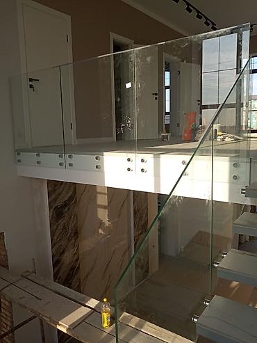 Обшивка лестниц: Перила и ограждения из каленного стекла. перила из стекла, любой — 15