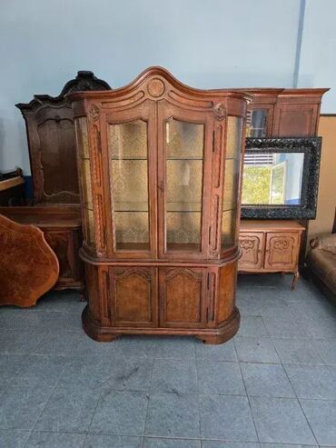 Stilske vitrine: Prelepa vitrina u odlicnom stanju. Visina 210 cm Sirina 150 cm Dubina — 13