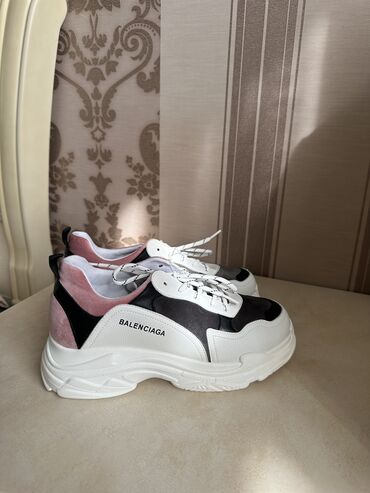 кроссовки женские 37: Продаю шикарную обувь Balenciaga,очень легкие и удобные.Сами покупали