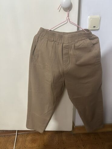 мужские классические брюки: Брюки чинос песочного цвета. - Прямой укороченный крой - Пояс на