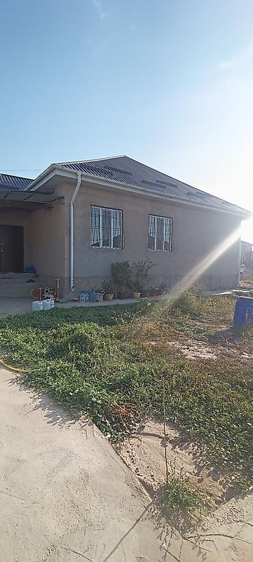 Продажа коттеджей и домов: Продаётся жилой дом с участком 4 соток. Находится в Ак Ордо 3, близко — 1