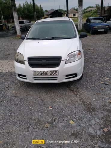 depozitsiz maşın: Ağ rəngli Chevrolet Aveo sedan avtomobili, gündəlik istifadə üçün