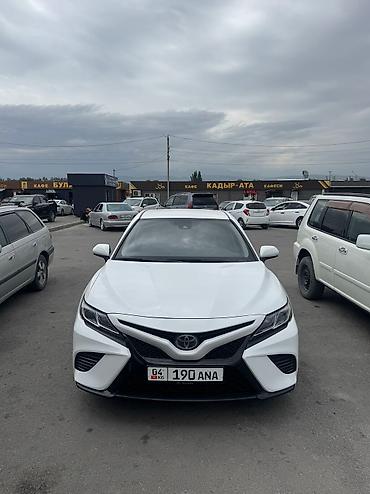 Toyota: Белый седан с просторным салоном, отделанным светлой кожей и тканью. В — 10