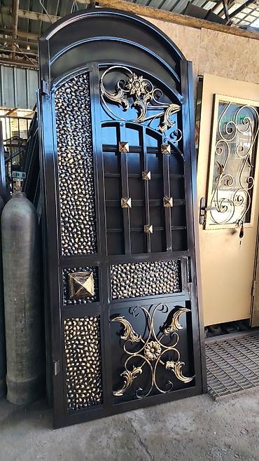 Распашные ворота: Металлические распашные ворота с калиткой (модульные панели) - — 63