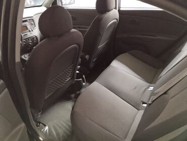 oturacaqları: Kia Rio hatchback - Kuzov: 5 qapılı hatchback, qara rəng - Salon