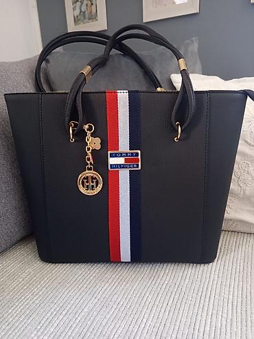 Tommy Hilfiger ženska torba – tote model - Boja: crna sa centralnom