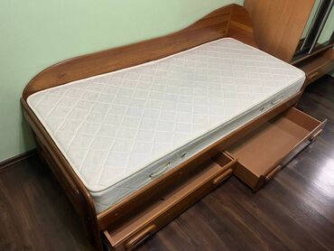кровати односпальные: Продаб б/у кровать с матрасом и выдвижными ящиками. Прошу 5000 сом