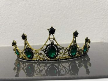 Aksesoari za kosu: Krune 
Cena 1400din — 7