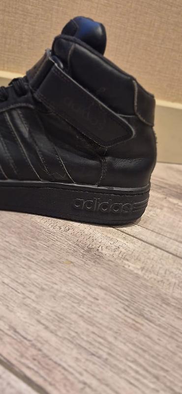 Kişi ayaqqabıları: Adidas kişi idman ayaqqabısı – yüksəkboğaz, tam qara rəng. Model — 3