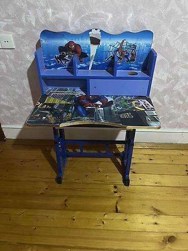 uşaq üçün stol: Uşaq üçün Spider-Man temalı yazı masası. Masa mavi rəngli karkasa — 1