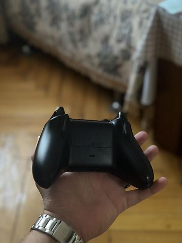 xbox 360 satilir: Xbox oyun pultu satılır. Qara rəngli, erqonomik quruluşa malik — 2