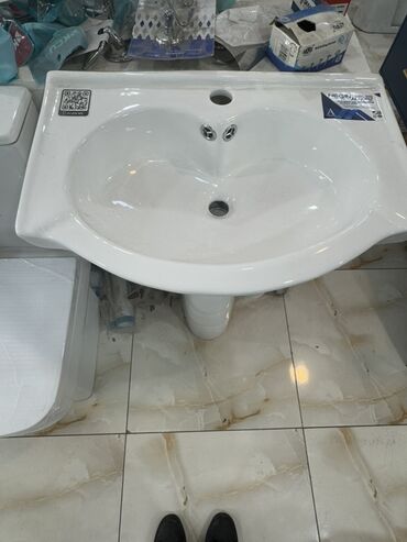 Truba: Ağ rəngdə, keramikadan hazırlanmış oval formalı əl-üz yuyan lavabo