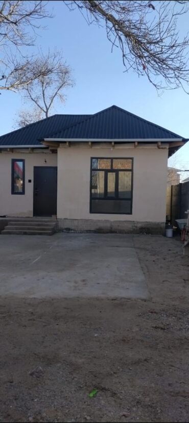 продаю дом в кызыл аскере: 59 кв. м, 3 бөлмө, Унаа токтотуучу жай, Забор, тосулган