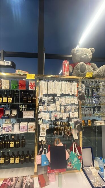 аренда нежилого помещения под офис: Market daxilinde etir yerleri satilir. etrafli məlumat