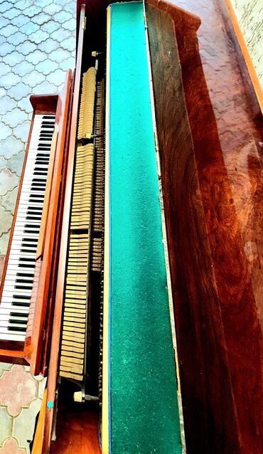 Пианино: В хорошем состоянии. Нужна настройка, и пару клавиш зависает. Торг — 3