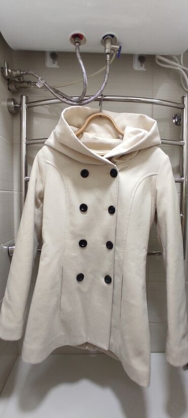 весенняя пальто продаю: Пальто, S (EU 36), M (EU 38), L (EU 40)