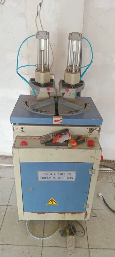 Metal axtaran aparatlar: PVC və Alüminium üçün ikili künc kəsmə/işləmə dəzgahı + kompressor