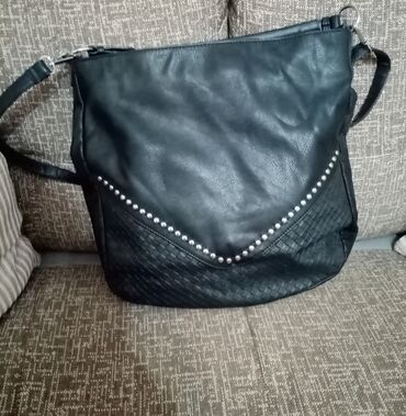 zenska kozna torba trendy: Crna torba u odličnom stanju Nema tragova korišćenja Ima i dugački