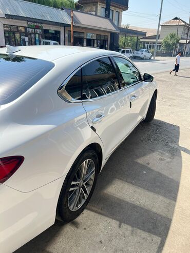 продаю авто мерс: Белый седан Hyundai Grandeur с элегантным дизайном, хромированной
