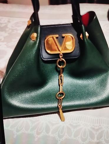 red valentino: Yaşıl rəngli
Ön hissədə qızılı .
120 man alınıb.
50 man satılır — 1