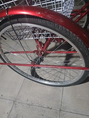 velosiped təkər: Qırmızı üçtəkərli velosiped – böyük arxa səbətli şəhər/daşıma modeli — 1