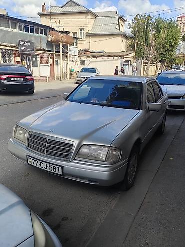 arxa panel: Mercedes-Benz sedan - Korpus: gümüş rəng, 4 qapı, kuzovda klassik — 1