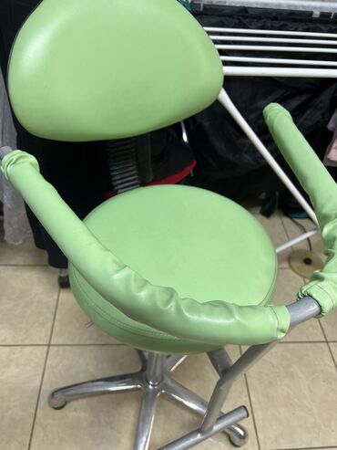 парикмахерские кресла ош: Кресло детское 3500 с Витрина для салона красоты 1000 с Состояние