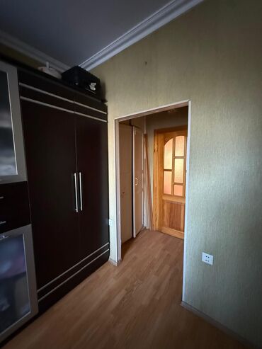 Uzunmüddətli kirayə mənzillər: Kirayə mənzil – işıqlı və səliqəli 2 otaq - Geniş zal: divan-künc — 5