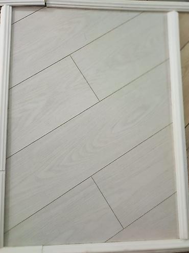 Laminat: Açıq boz ağac naxışlı döşəmə örtüyü (laminat/parket effekti) - Rəng — 1
