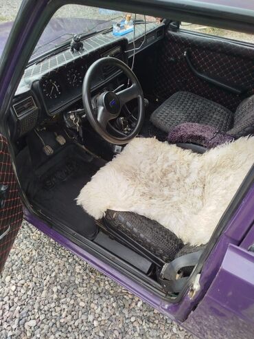 VAZ (LADA): VAZ 2107 (LADA 2107), bənövşəyi rəng. Xarici: - Klassik sedan kuzov — 4