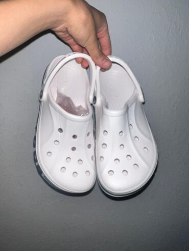 спортивные женские: Crocs Продаю кроксы, новые белые 36 размер,женские-1800 сом черные
