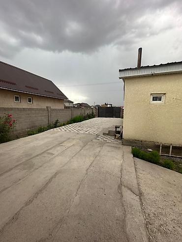 Продажа коттеджей и домов: Продается жилой дом с огороженным двором и капитальными постройками — 2