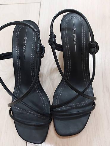 Сандалдар жана шлепкалар: Босоножкалар, 37, Bershka, Колдонулган, түсү - Кара, Өзү алып кетүү — 3