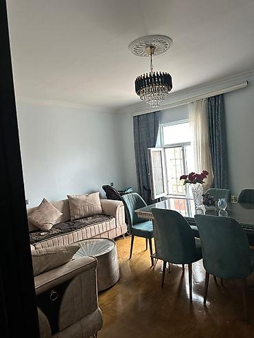 Uzunmüddətli kirayə mənzillər: 3 otaqlı mənzil – interyer təsviri - Geniş qonaq otağı: Kristal asma — 10