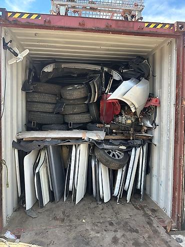 грузовой обмен: Контейнер, наполненный разнообразными автомобильными запчастями — 2